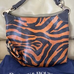 Dooney & Bourke purse in excellent condition